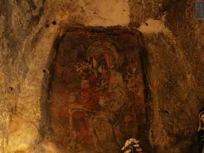 Questa parte della cripa � molto pi� semplice, priva di archi e colonne, ma arricchita da un altarino su cui compare un altro affresco un po� pi� rovinato rispetto al precedente: raffigura la Madonna avvolta da una veste bianca con in grembo Ges� bambino